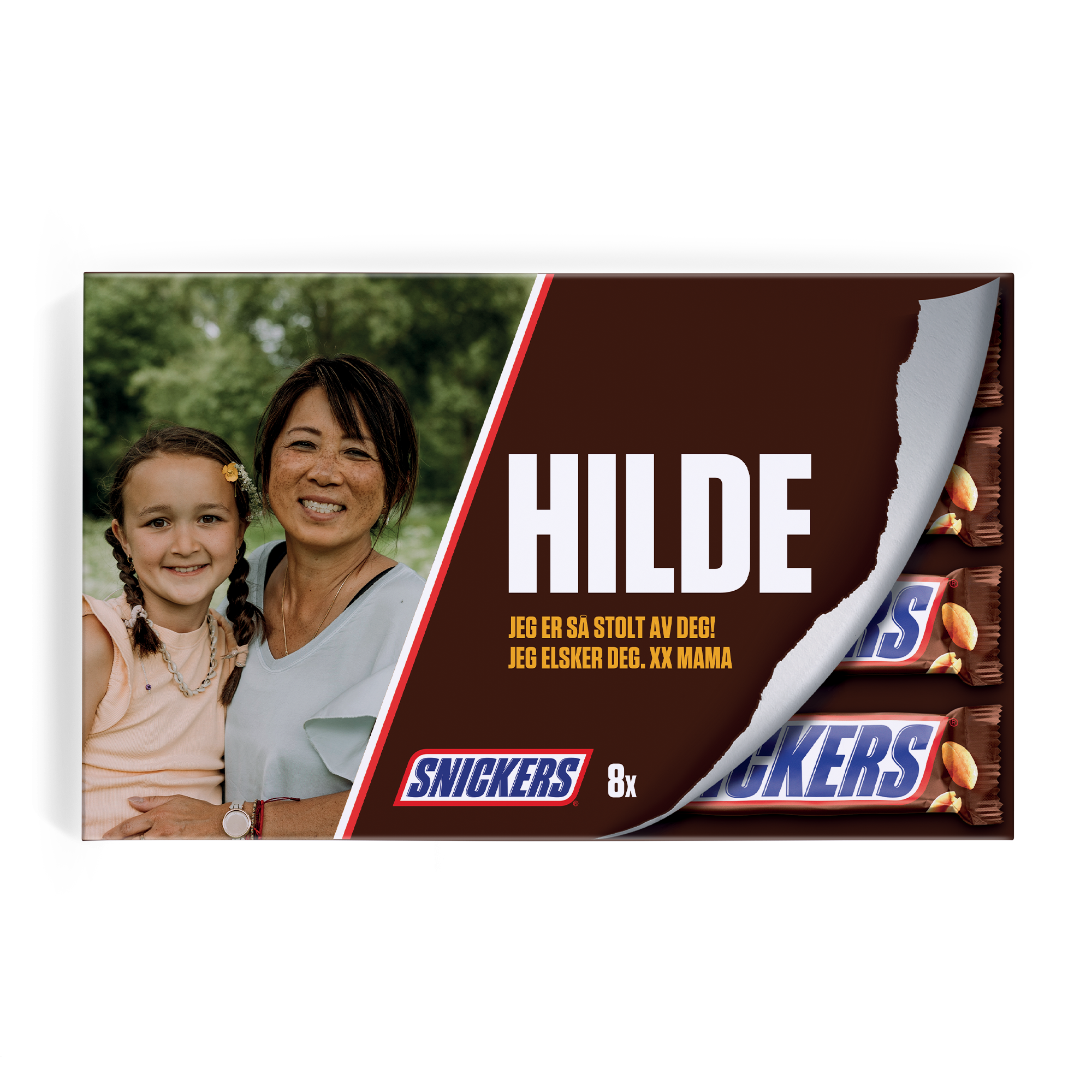 Personlig tilpasset Snickers gaveeske med trykt bilde og meldingen "HILDE JEG ER SÅ STOLT AV DEG! JEG ELSKER DEG. XX MAMA".