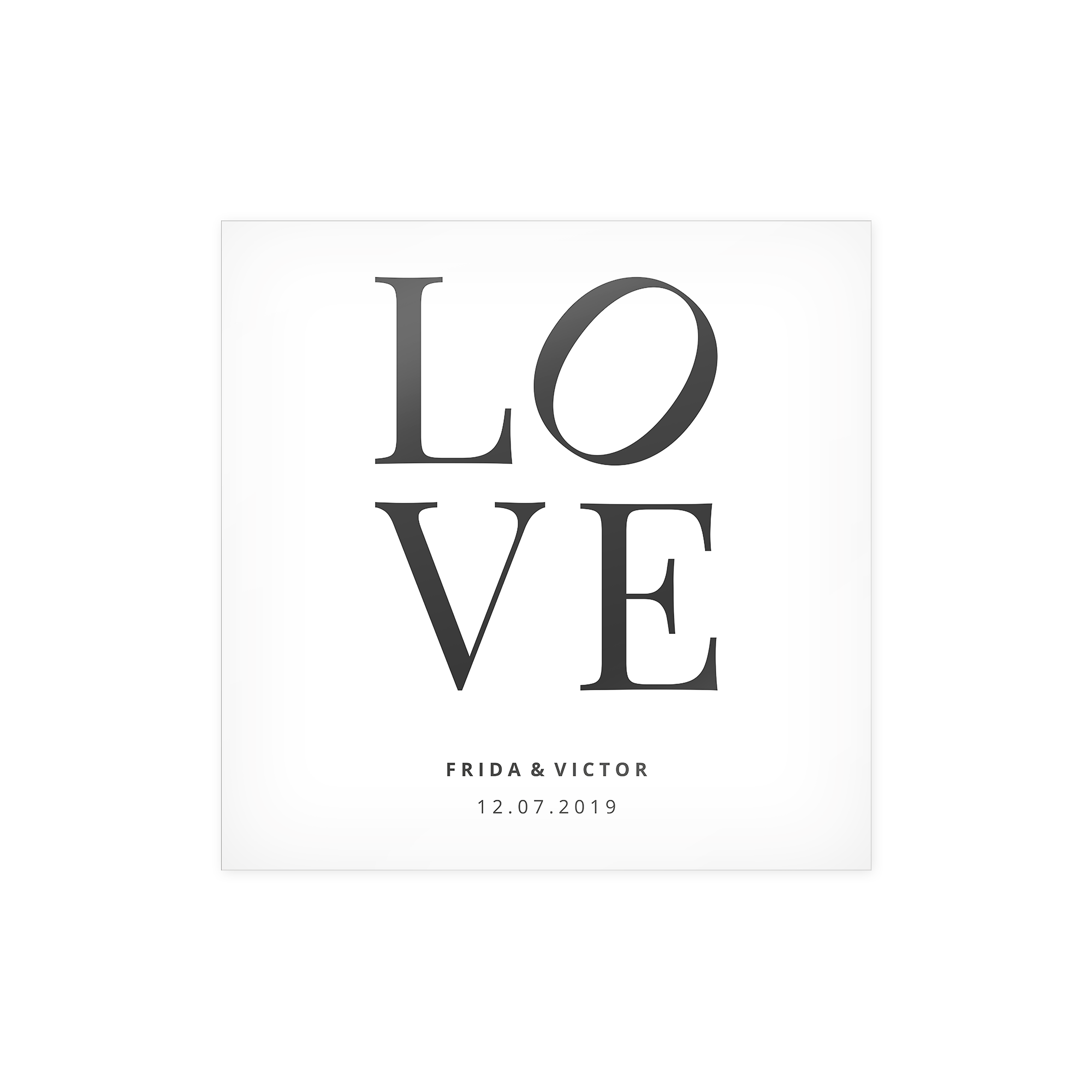 En plakat med LOVE print, personaliseret med navnene FRIDA & VICTOR og datoen 12.07.2019