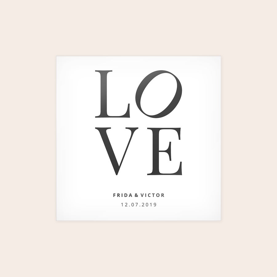Plakat En plakat med LOVE print, personaliseret med navnene FRIDA & VICTOR og datoen 12.07.2019