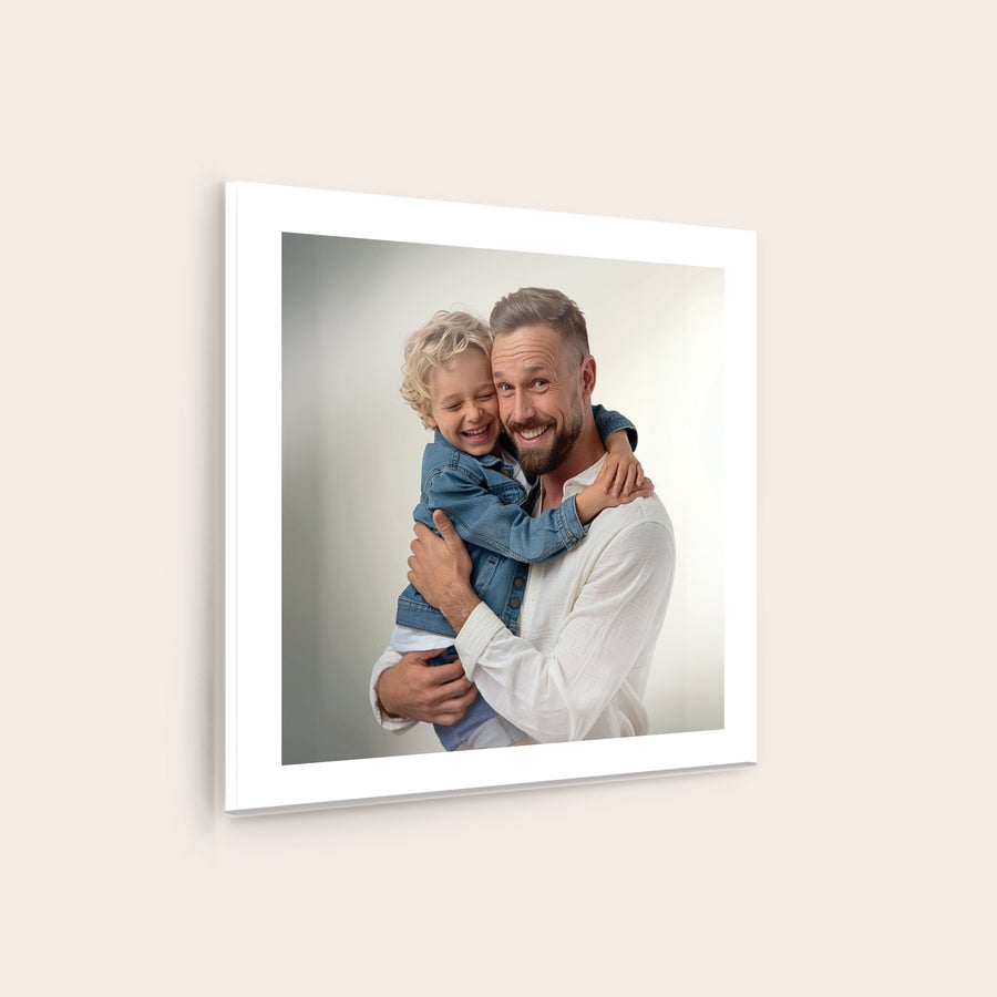 Tableau photo plexiglas Impression photo personnalisée sur plexiglas avec un père et son enfant souriants, éclat et originalité
