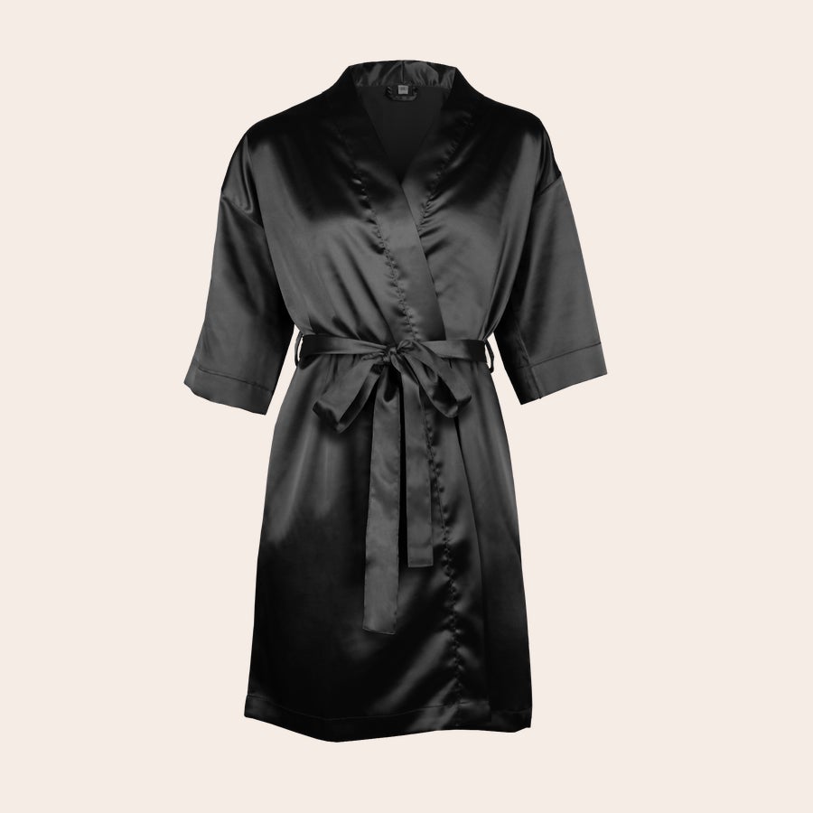 Personaliziran kimono Črni satenasti personalizirani kimono z zavezovanjem v pasu, potiskan z izbranim dizajnom