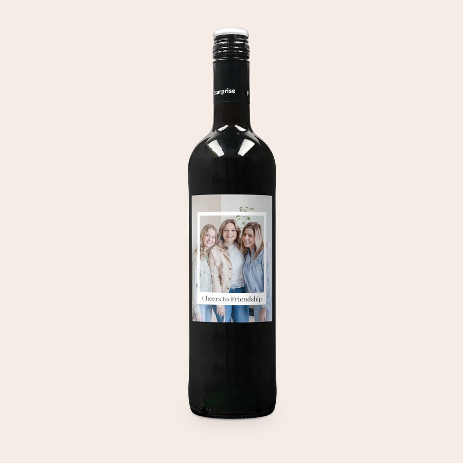 Maison de la Surprise Merlot Garrafa de vinho tinto Maison de la Surprise Merlot com rótulo personalizado com foto e texto Cheers to Friendship, ideal para surpreender os seus entes queridos.