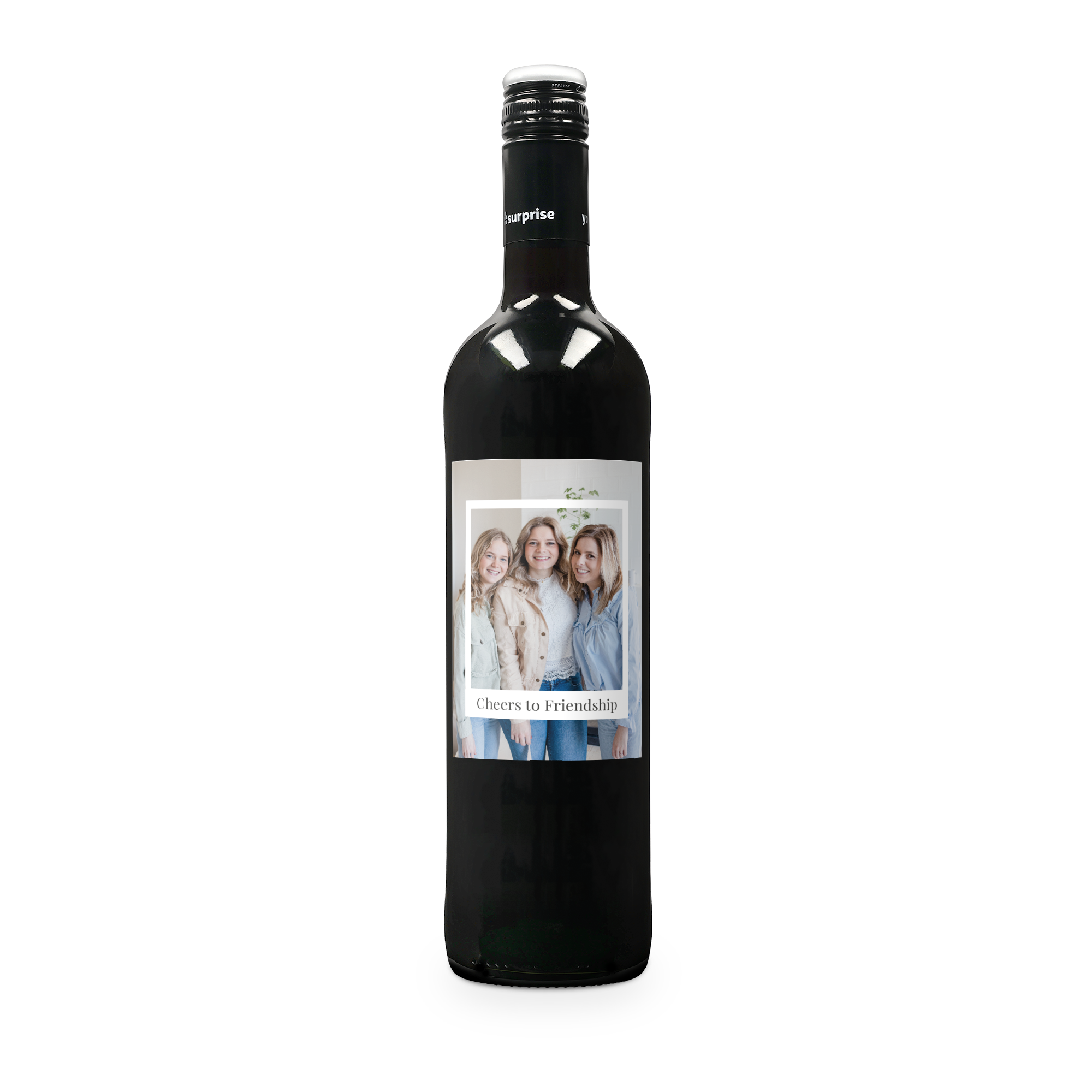 Botella de vino tinto Luc Pirlet con etiqueta personalizada impresa con una foto de tres mujeres y el texto "Cheers to Friendship".