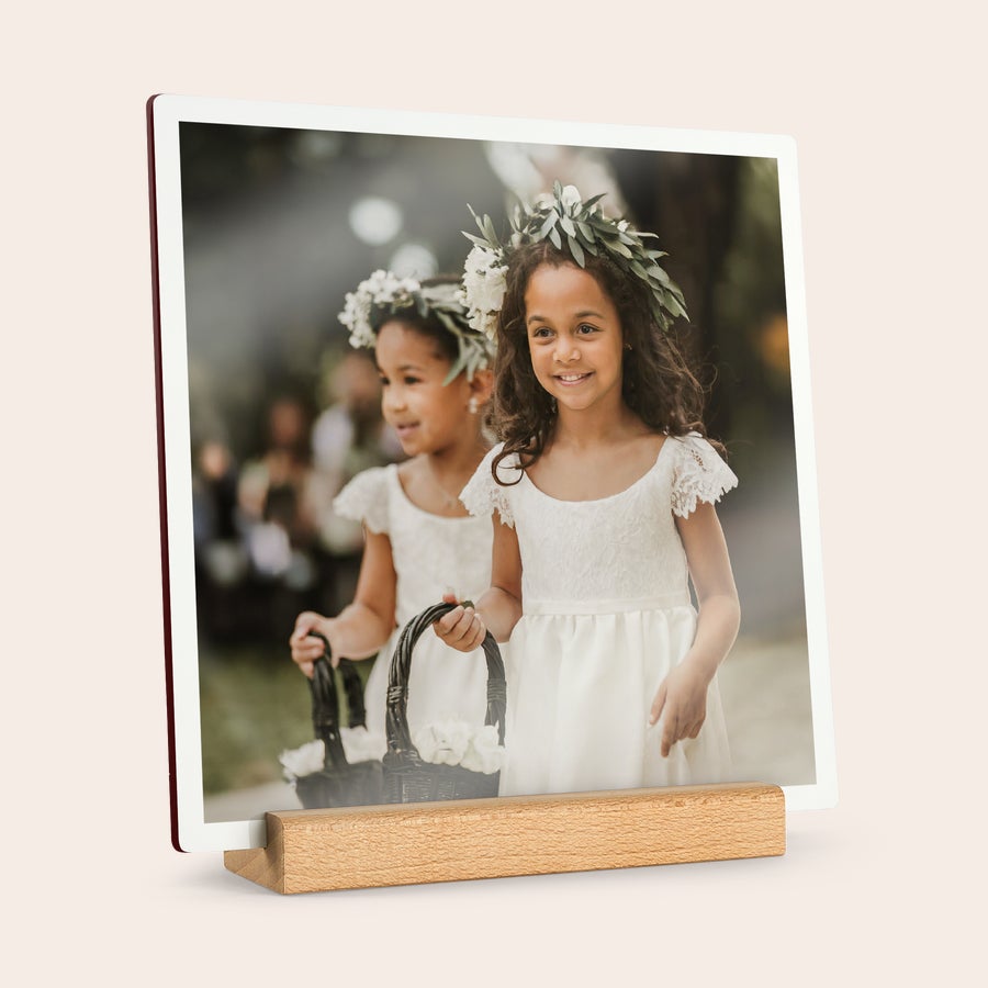 Houten fototegel personaliseren Vierkante houten fototegel met een geprinte foto van twee meisjes, staand in een houten houder