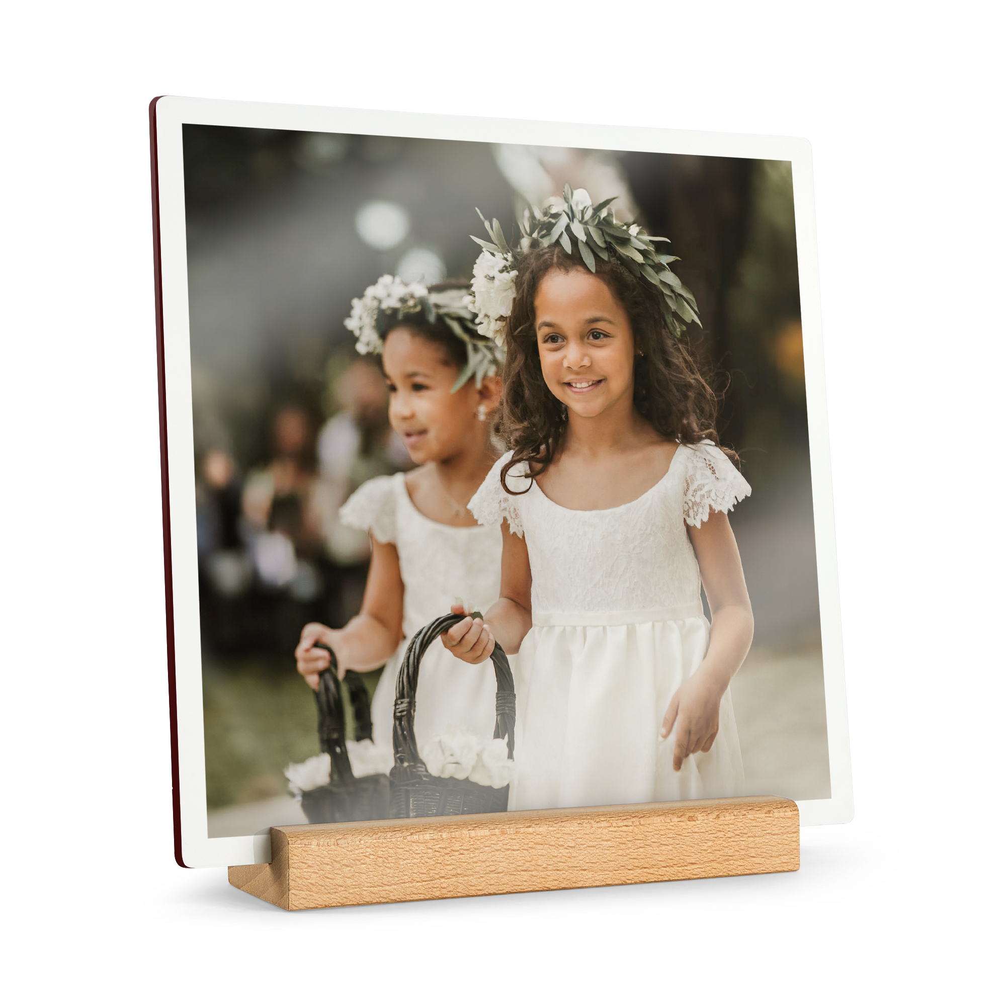 Piastrella quadrata in legno con foto personalizzabile di due bambine sorridenti e corone di fiori, su supporto in legno