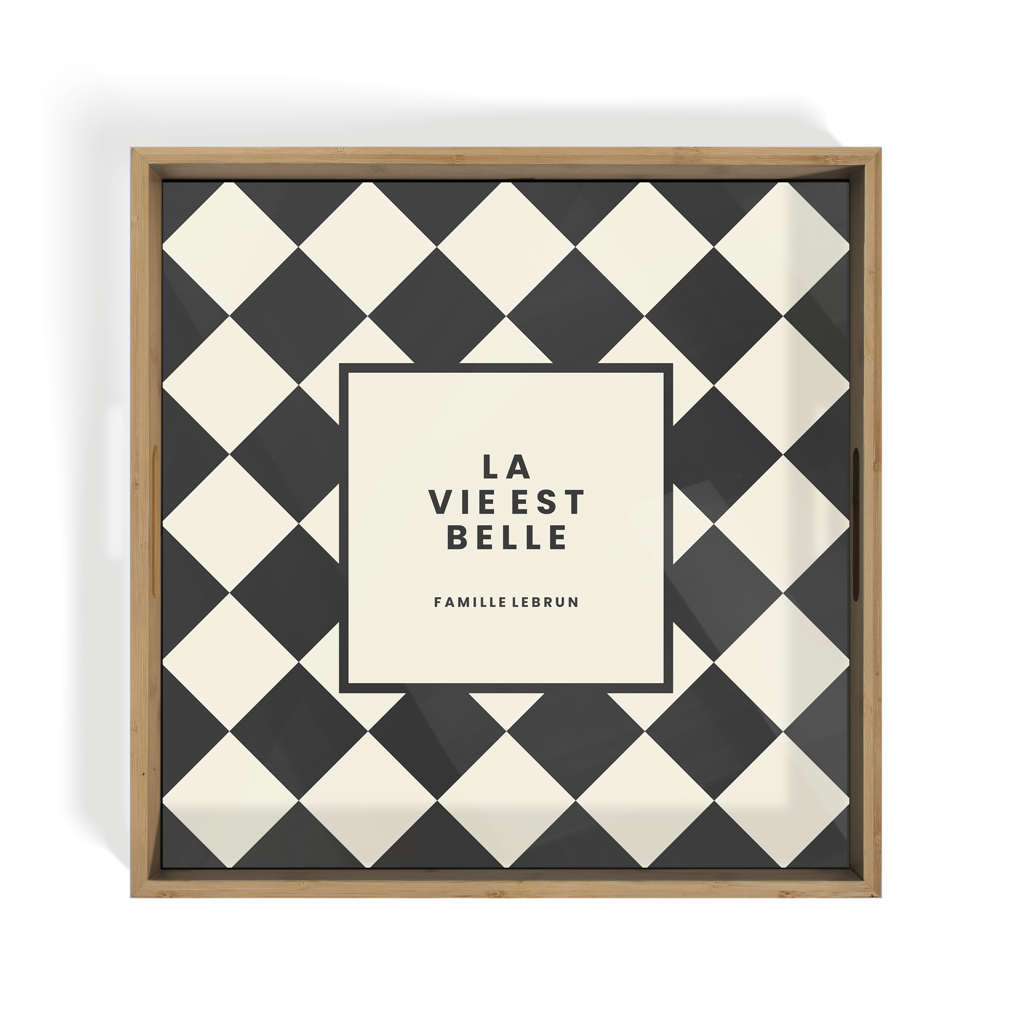 Plateau de service personnalisé - Carré - Bois - 40.5 x 40.5 cm, imprimé avec motif damier noir et blanc et texte "LA VIE EST BELLE FAMILLE LEBRUN".