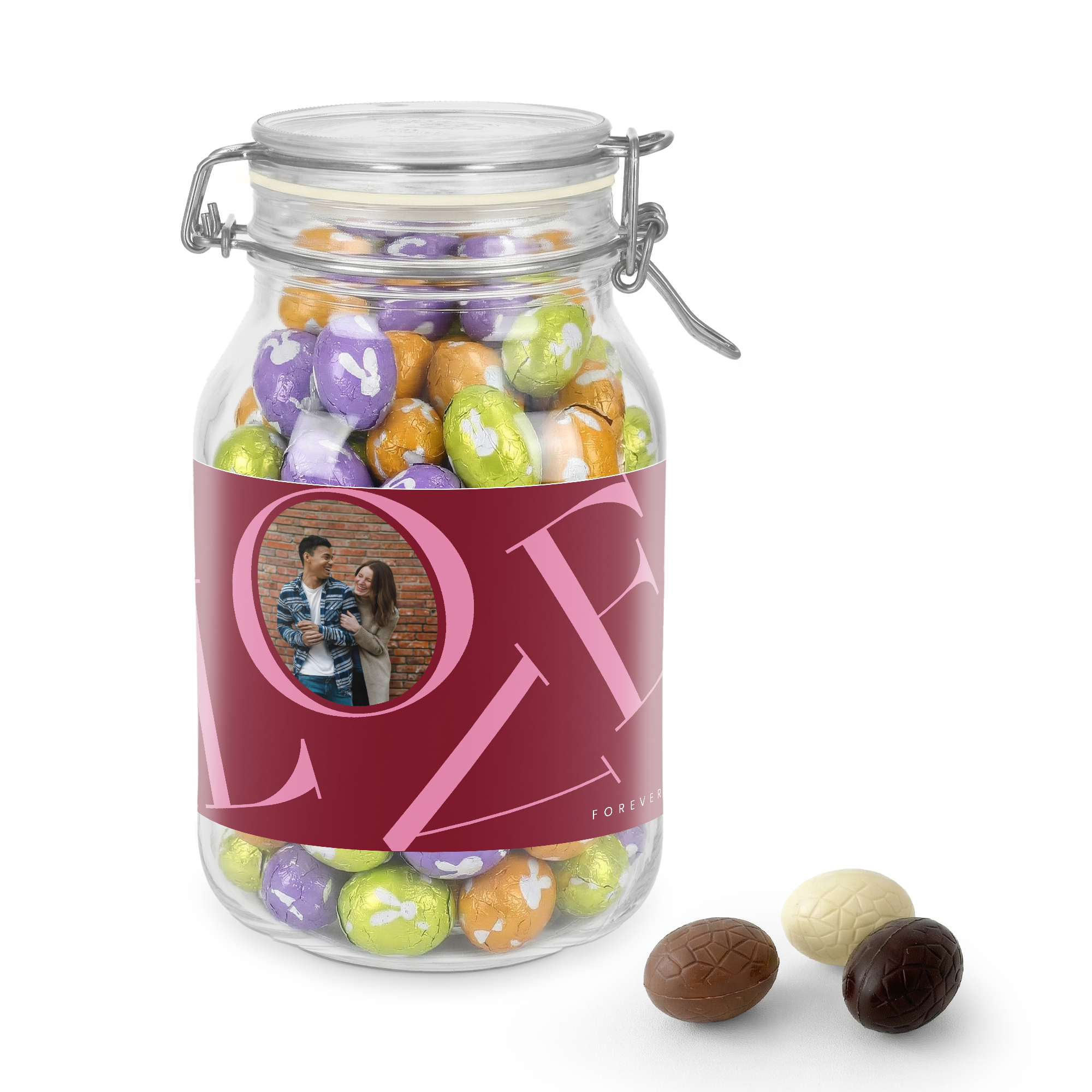 Personlig søt krukke - 2L - Sjokolade egg med bildeetikett. Krukken er fylt med fargerike sjokoladeegg og har et trykt Love-design med plass til eget bilde.