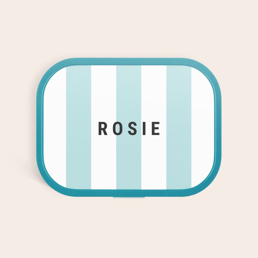 Lancheira Mepal - personalizada Lancheira personalizada com o nome "ROSIE" impresso em faixas claras para a hora do almoço.