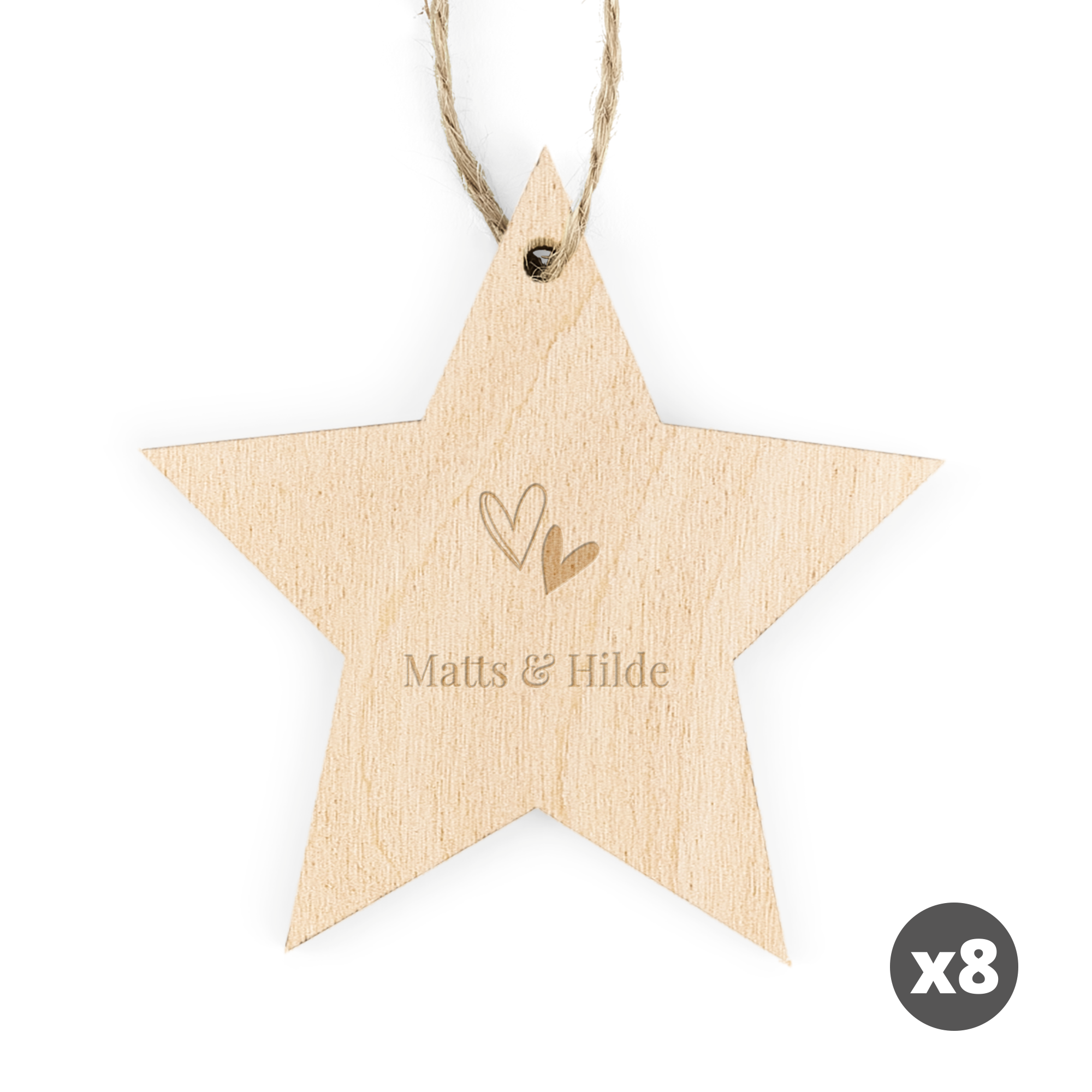 En inngravert julestjerne i tre med navnene Matts & Hilde og to hjerter, klar til personlig tilpasning
