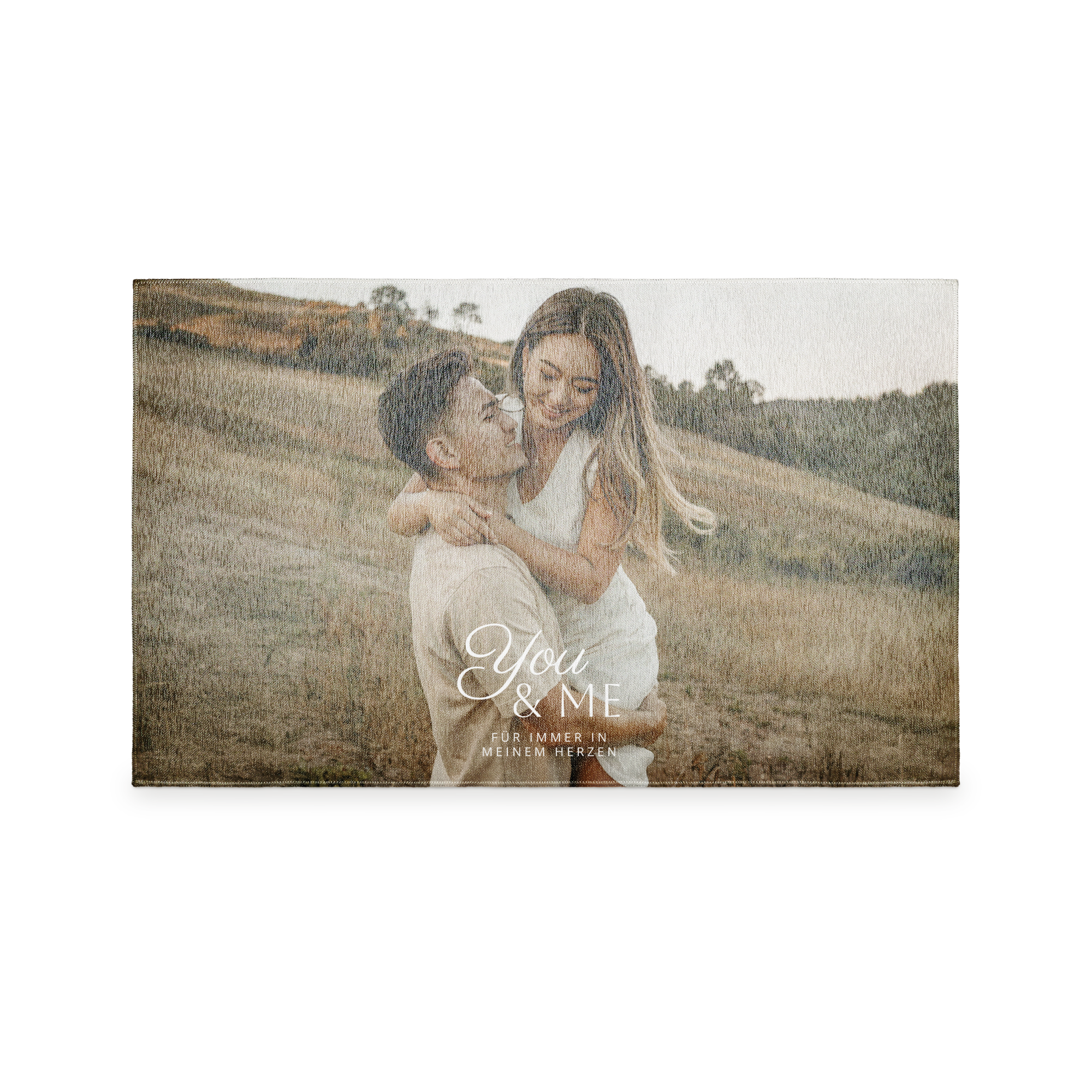 Personalisierter Teppich – 122 x 75 cm mit gedrucktem Foto eines Paares und dem Text "You & Me Für immer in meinem Herzen". Individuelles Design mit Wunschbild.
