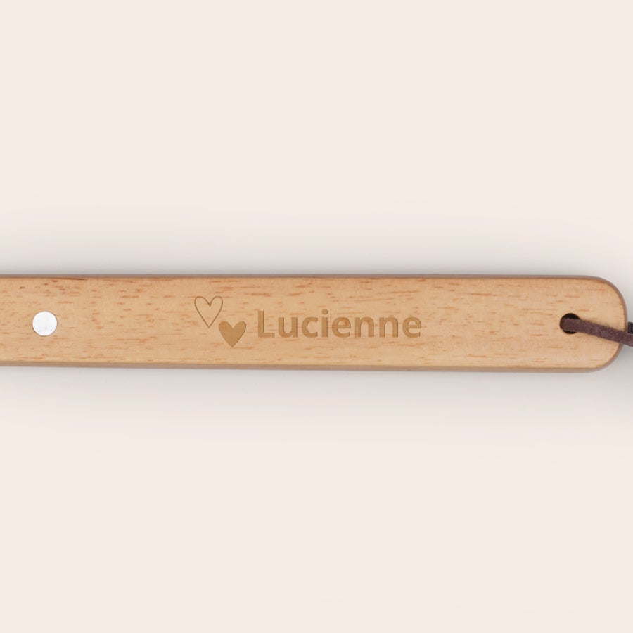 Set barbecue personnalisé Fourchette à barbecue en bois clair gravée avec le prénom Lucienne et deux cœurs, pour surprendre un fan de barbecue