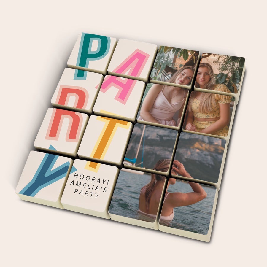 Fotografie na čokoládě Sada čokoládových pralinek s vytištěnou fotografií mladých žen, nápisem Party a Hooray Amelia's Party