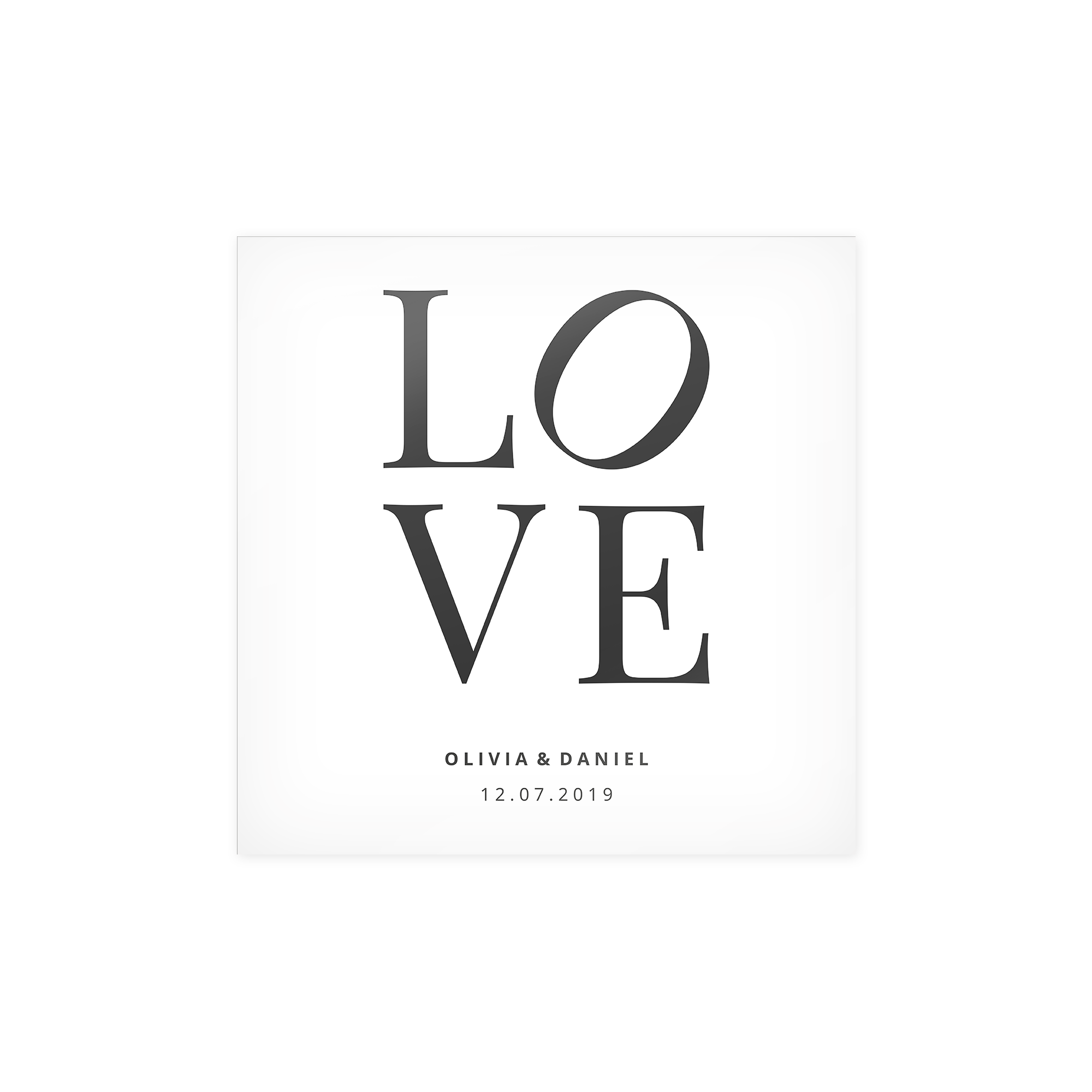 Plakat z napisem LOVE, imionami Olivia & Daniel oraz datą 12.07.2019, wydrukowany na zamówienie