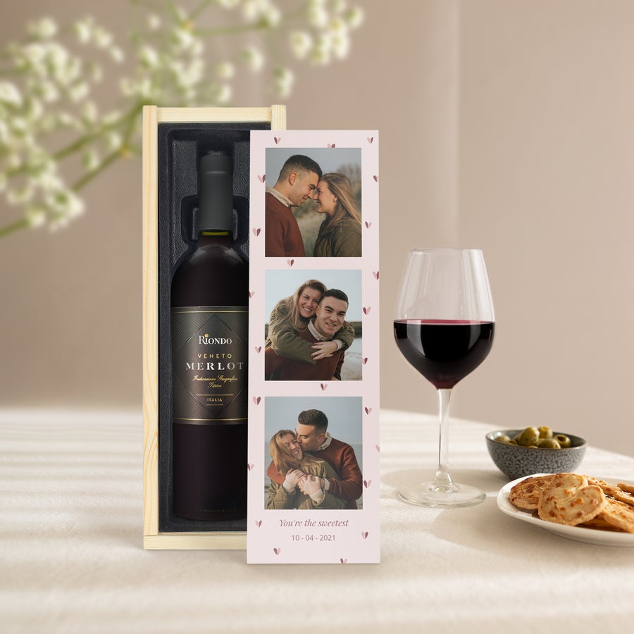 Vino Riondo Merlot Personalizzato Sorprendi con un Vino Riondo Merlot, con scatola in legno personalizzata con tre foto di coppia e testo stampato "You're the sweetest 10-04-2021"