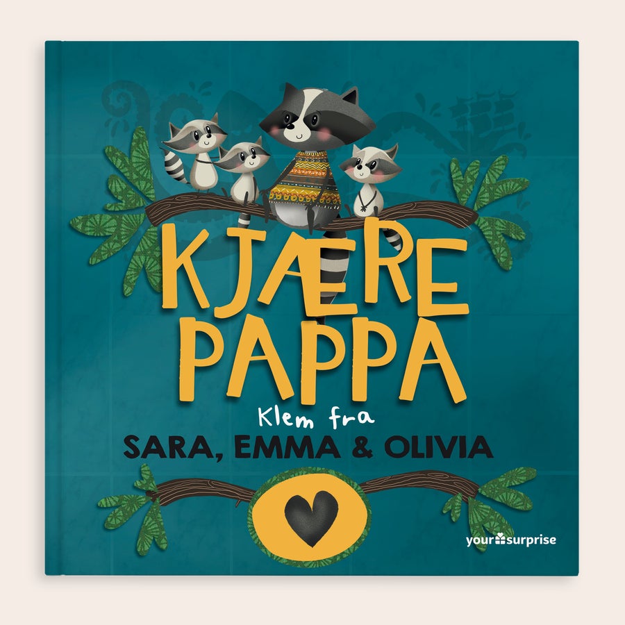 Personlig pappa bok - Kjære Pappa Personlig tilpasset gavebok "Kjære Pappa" med illustrasjoner av vaskebjørnfamilie og navnene Sara, Emma og Olivia trykt på forsiden.
