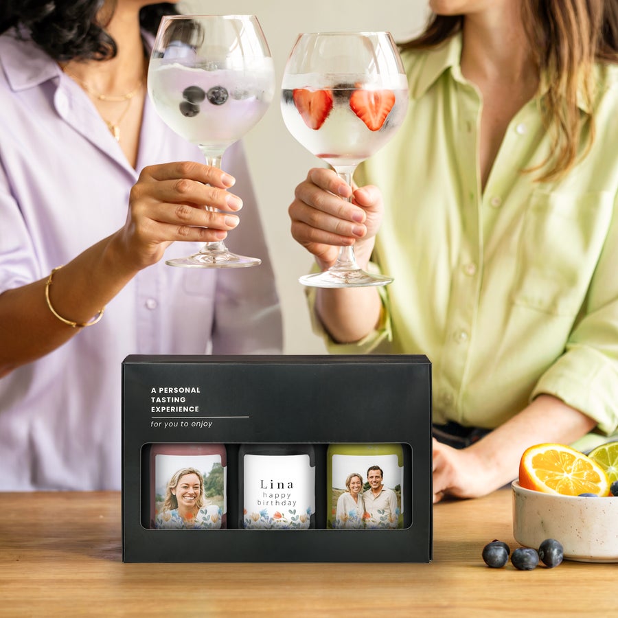 Miniaturní ochutnávka alkoholu - Pink Gin - Limoncello - Gin Personalizovaná miniaturní sada na degustaci alkoholu s potiskem fotografií a textem, drží ji dvě ženy
