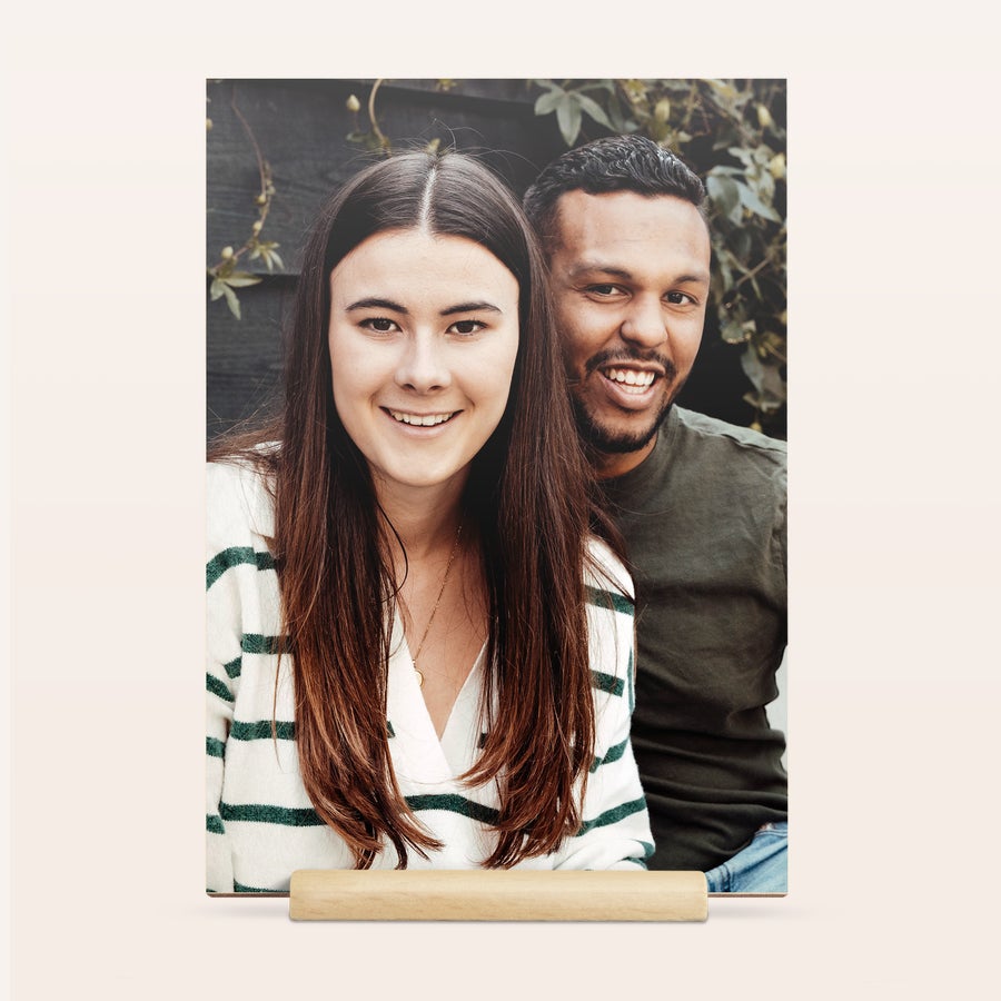 Cartão de dia dos namorados de madeira personalizado Cartão de Dia dos Namorados em madeira, personalizado com a foto de um casal sorridente e suporte de madeira