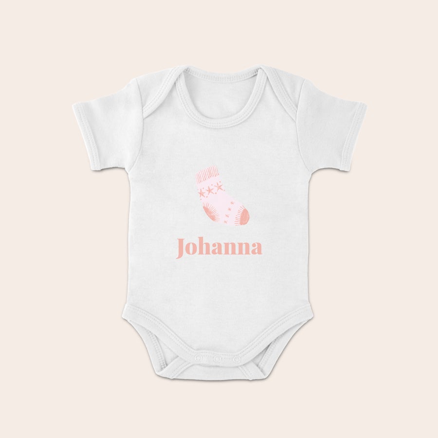 Weihnachtsbody Baby Weißer Baby Body mit rosa Weihnachtssocke und Schriftzug Johanna, personalisiert mit Text
