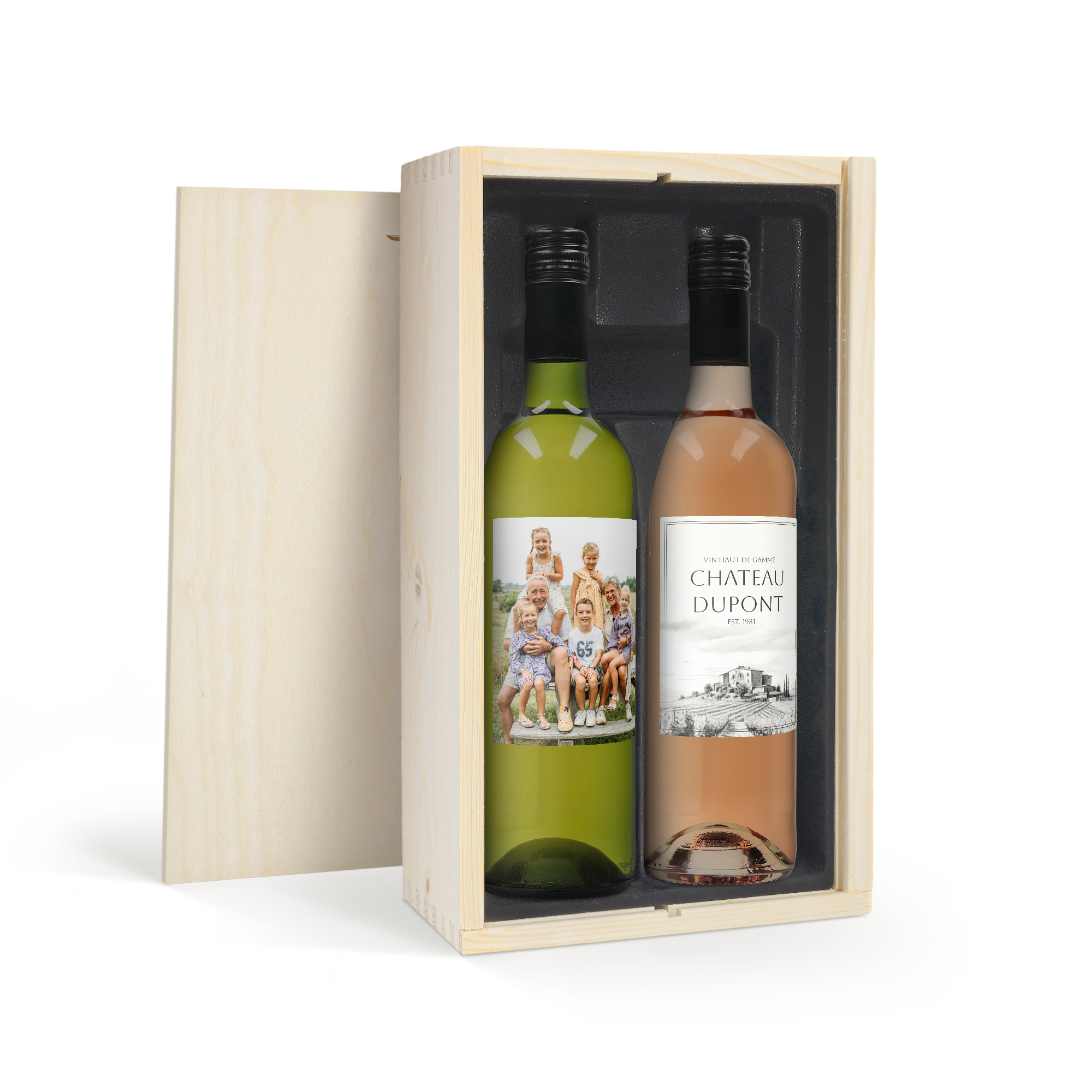 Coffret en bois avec une bouteille de vin blanc personnalisée avec photo et une bouteille de vin rosé avec étiquette classique.