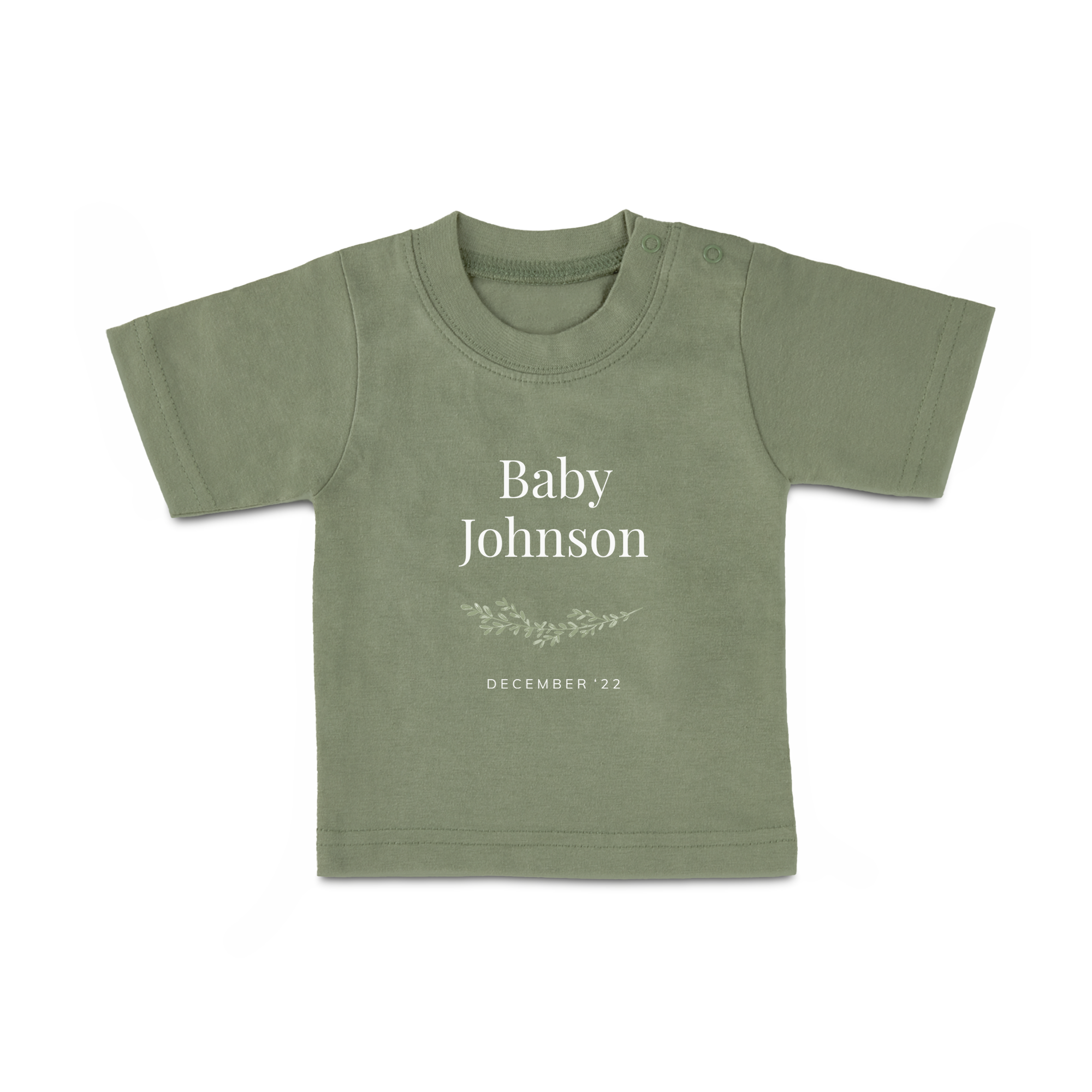 Otroška majica v zeleni barvi, potiskana z imenom Baby Johnson in decembrom 2022.