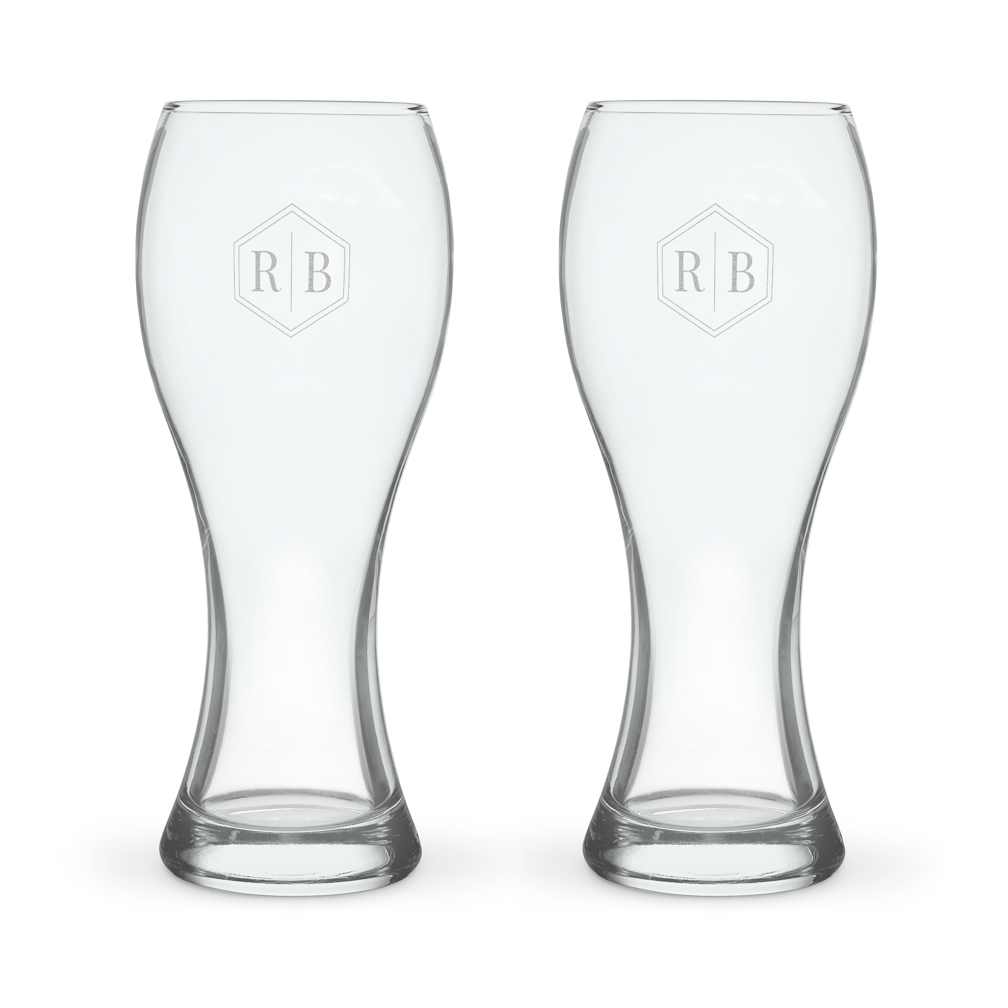Deux pintes gravées, personnalisées avec les initiales R B dans un hexagone pour servir votre bière préférée.