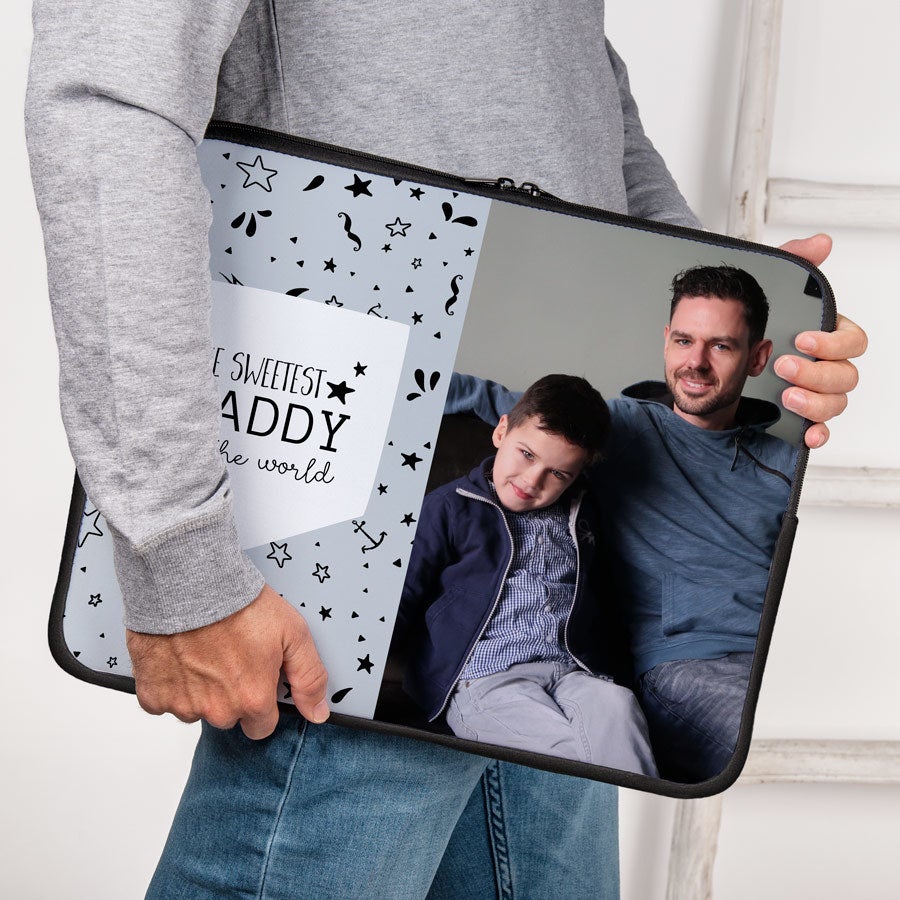 Funda para laptop personalizada con foto de un padre y su hijo y el texto "SWEETEST DADDY".