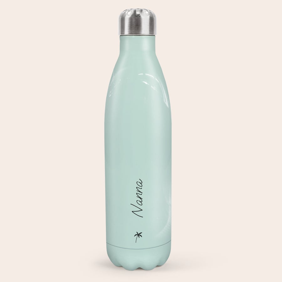 Personaliseret vandflaske Pastelgrøn personlig termoflaske med navnet Nanna og et palmeprint, graveret med fuldfarvetryk.