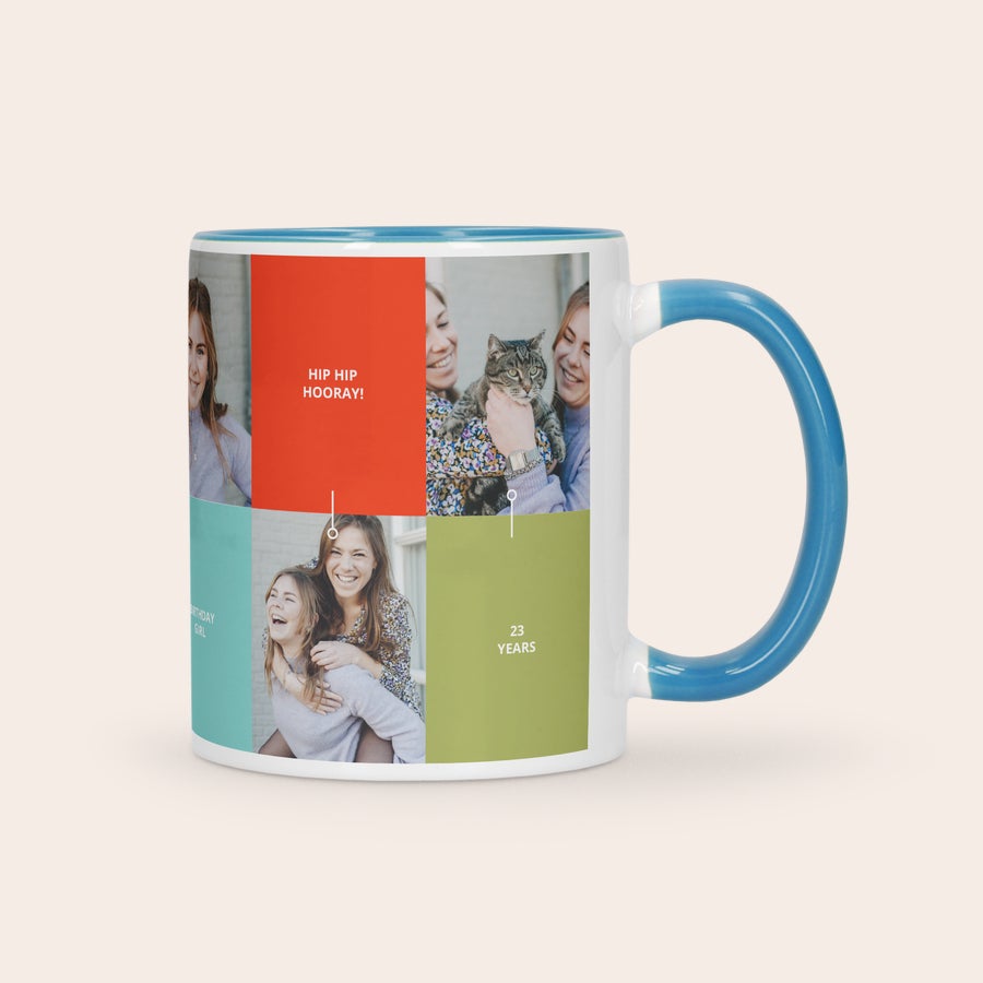 Taza colorida personalizada Taza de cerámica blanca con interior y asa azules, impresa con varias fotos personalizadas y texto "Hip Hip Hooray!" y "23 Years". ¡Da una taza de color como regalo!
