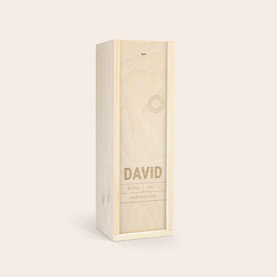 Whisky Jack Daniels personalizado Caja de regalo de madera con la tapa grabada con el nombre David y texto Happy Birthday. Ideal para sorprender con una botella de whisky Jack Daniels.
