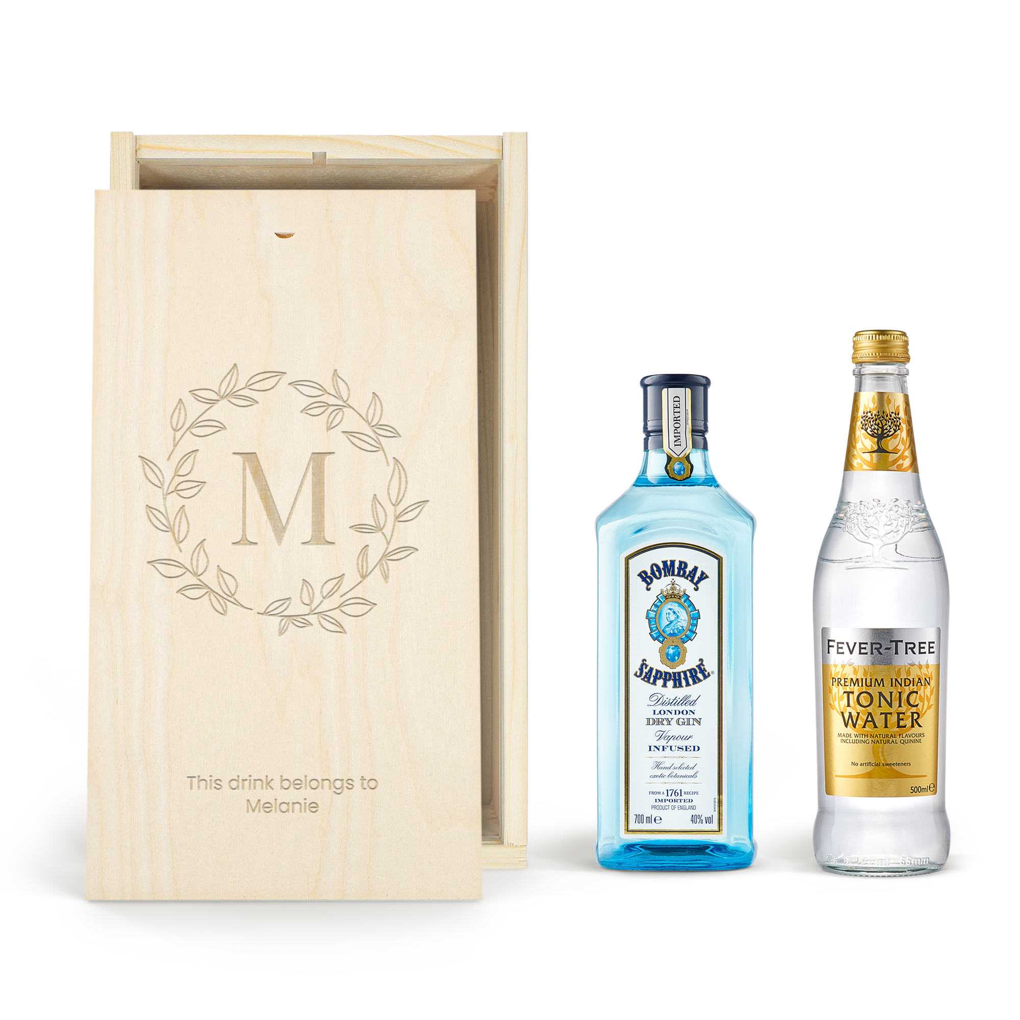Gepersonaliseerd gin-tonic pakket met Bombay gin, Fever Tree tonic en gegraveerde houten kist met initiaal M en naam Melanie.