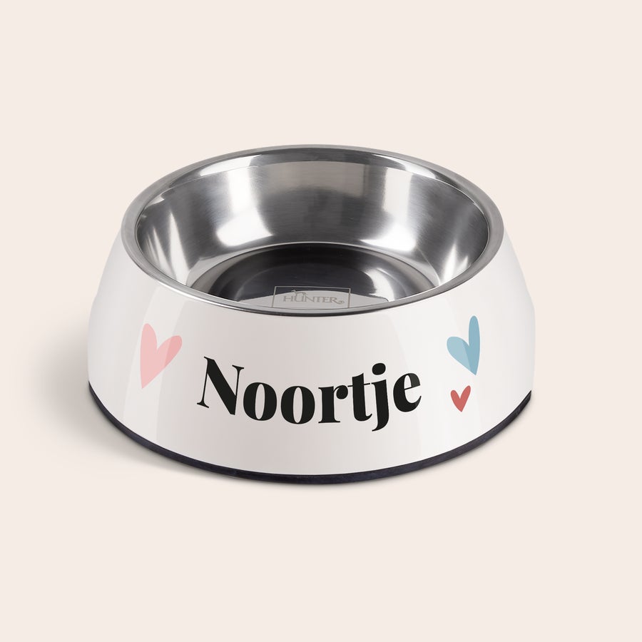 Hondenvoerbak met naam Witte persoonlijke hondenvoerbak met de naam Noortje en hartjes, bedrukt met een naam.