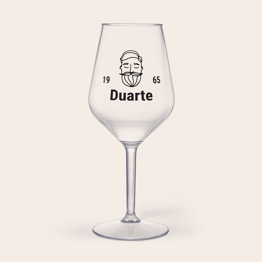 Copo de Vinho Estampado Copo de vinho personalizado com nome Duarte, data 1965 e logotipo impresso para amante de vinho.