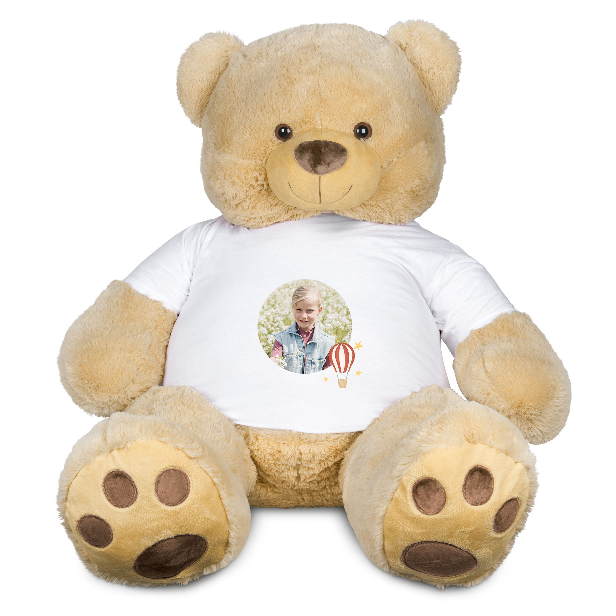 Végtelen cuddles a hatalmas mackójával nyomtatott pólóval, amelyen egy mosolygó lány fényképe és egy hőlégballon látható.