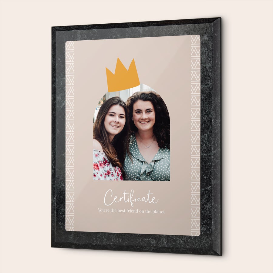 Certificat Certificat personalizat cu fotografie și text, în ramă neagră, imprimat cu o poză cu două fete zâmbind și textul You're the best friend on the planet.