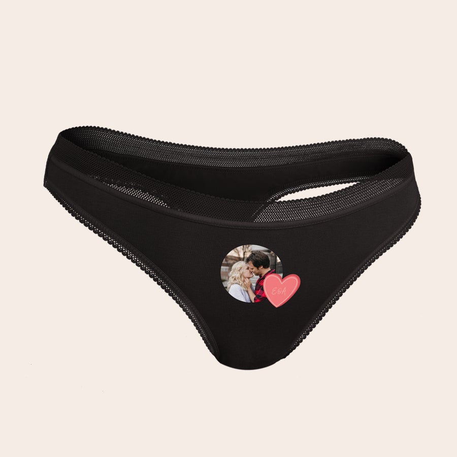 Perizoma Personalizzato Perizoma da donna nero personalizzato con foto di coppia e cuore rosa stampati, con le iniziali E&A.