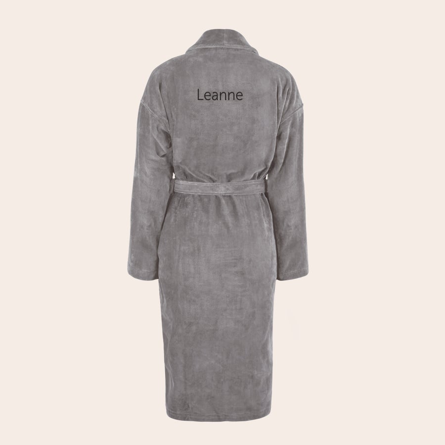 Kopalni plašč - ženske Siv mehak kopalni plašč z izvezenim imenom Leanne, darilo z vašim besedilom