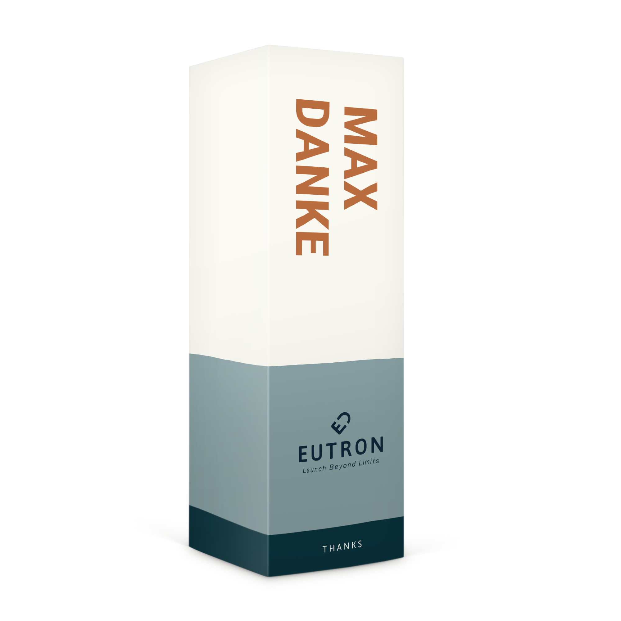 Personalisierte Geschenkbox mit frischen Nüssen, bedruckt mit "MAX DANKE" und Logo.