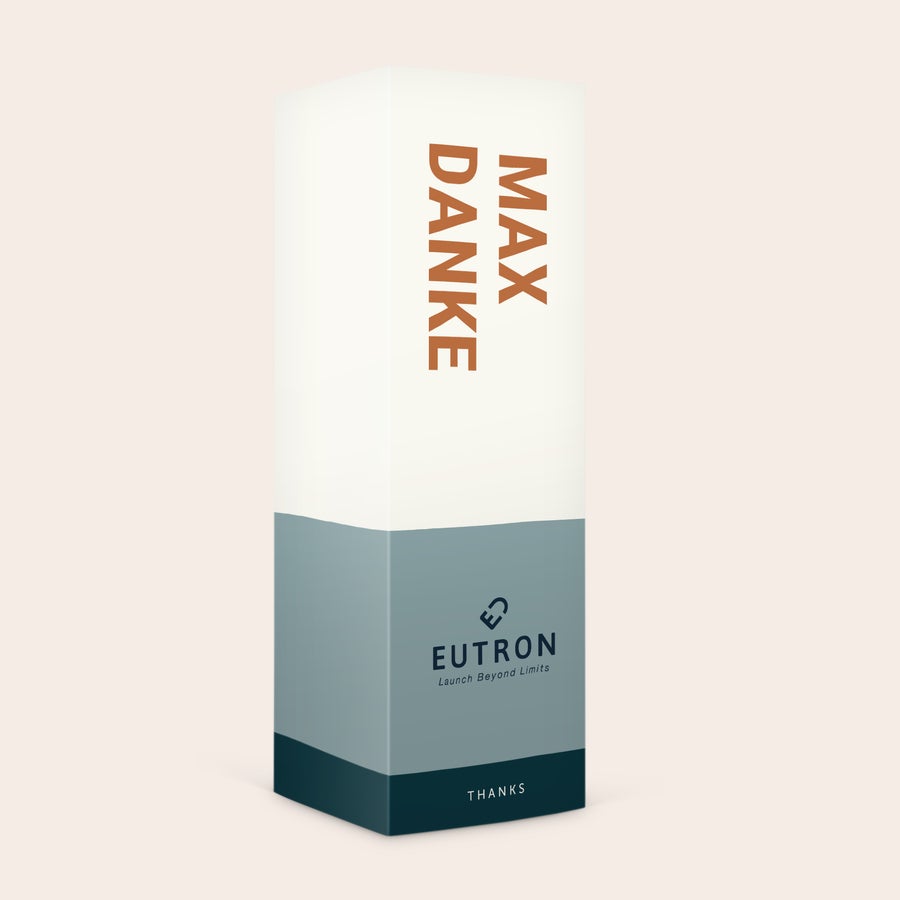 Personalisierte Geschenkbox mit Nüssen Personalisierte Geschenkbox mit frischen Nüssen, bedruckt mit "MAX DANKE" und Logo.