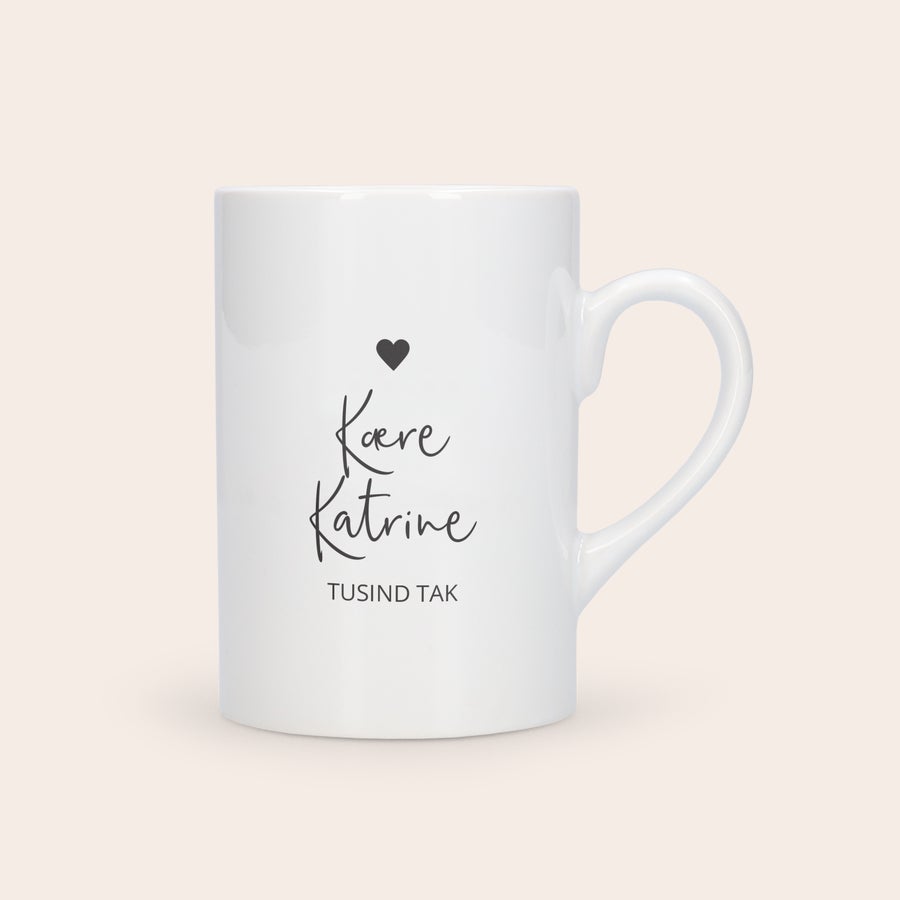 Personlig krus til te Hvidt slankt krus med teksten "Kære Katrine TUSIND TAK" og et hjerte trykt på