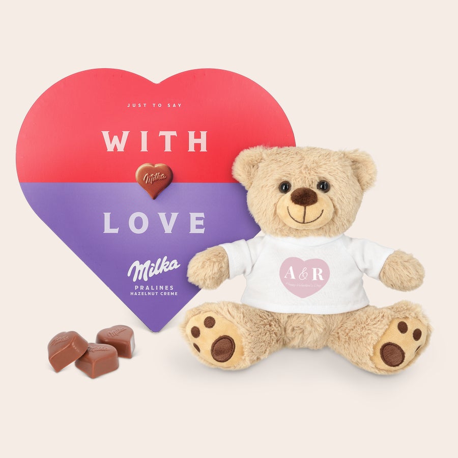 Ursuleț cu inimă Milka Ursuleț cu inimă Milka. Ursuleț de pluș cu tricou personalizat imprimat cu "A&R Happy Valentine's Day", lângă o cutie inimă Milka.