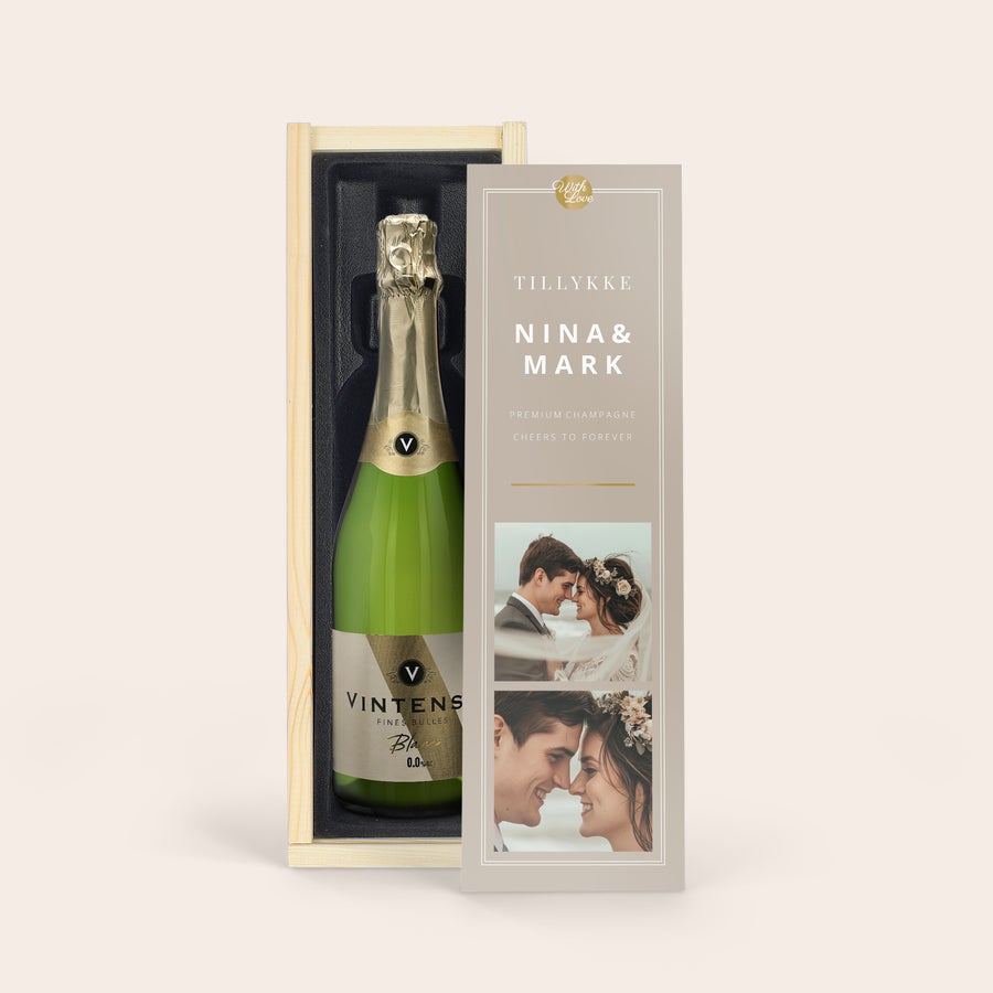 Alkoholfri mousserende vin med personlig etikette - Vintense Blanc 0% Vintense Blanc uden alkohol i trækasse med tillykke og parbilleder, personaliseret med navnene Nina & Mark