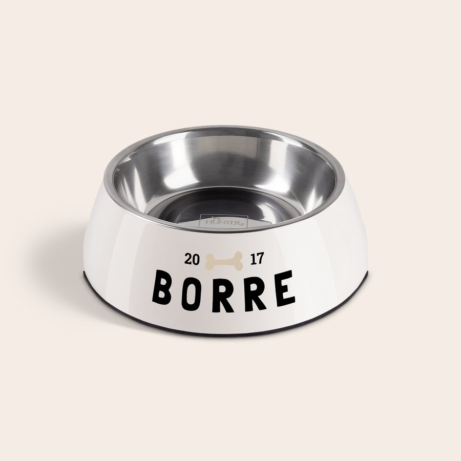 Hondenvoerbak met naam Witte roestvrijstalen gepersonaliseerde hondenvoerbak met naam Borre, 2017 en bot-icoon erop geprint