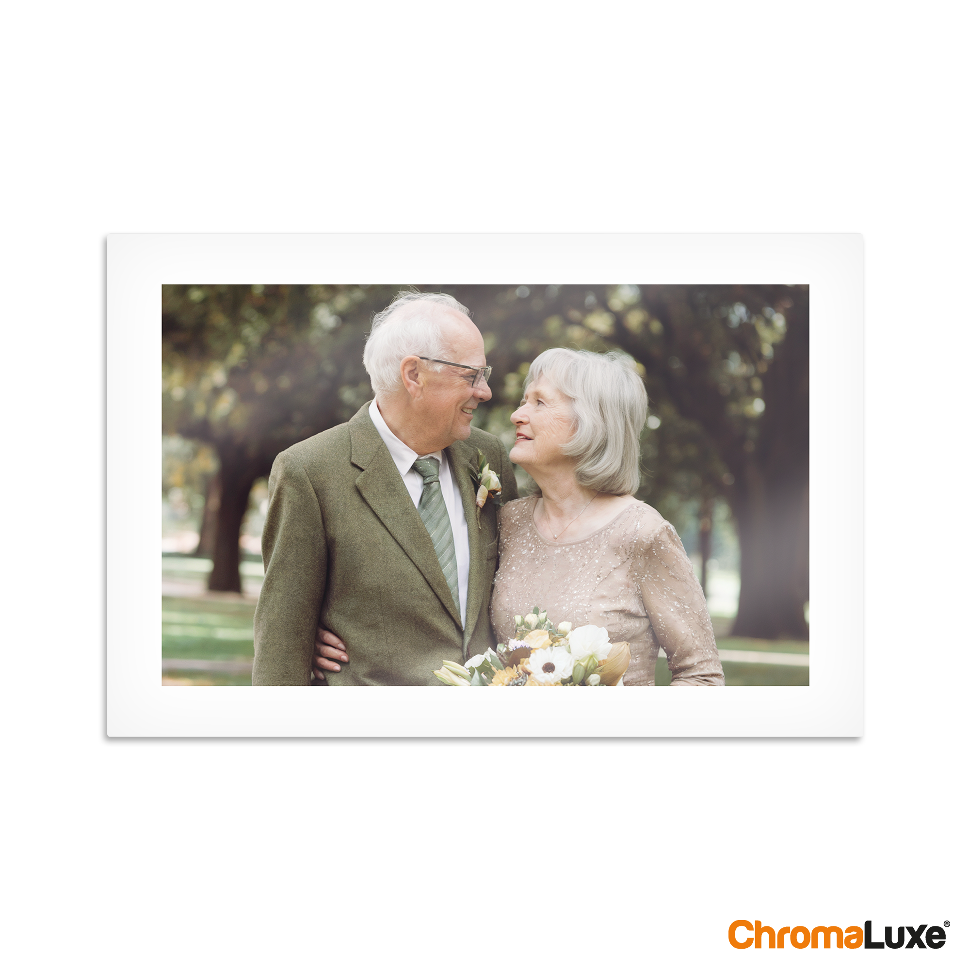 Chromaluxe aluminium fotoprint med et ægtepar der ser kærligt på hinanden og holder en buket blomster, med personligt foto