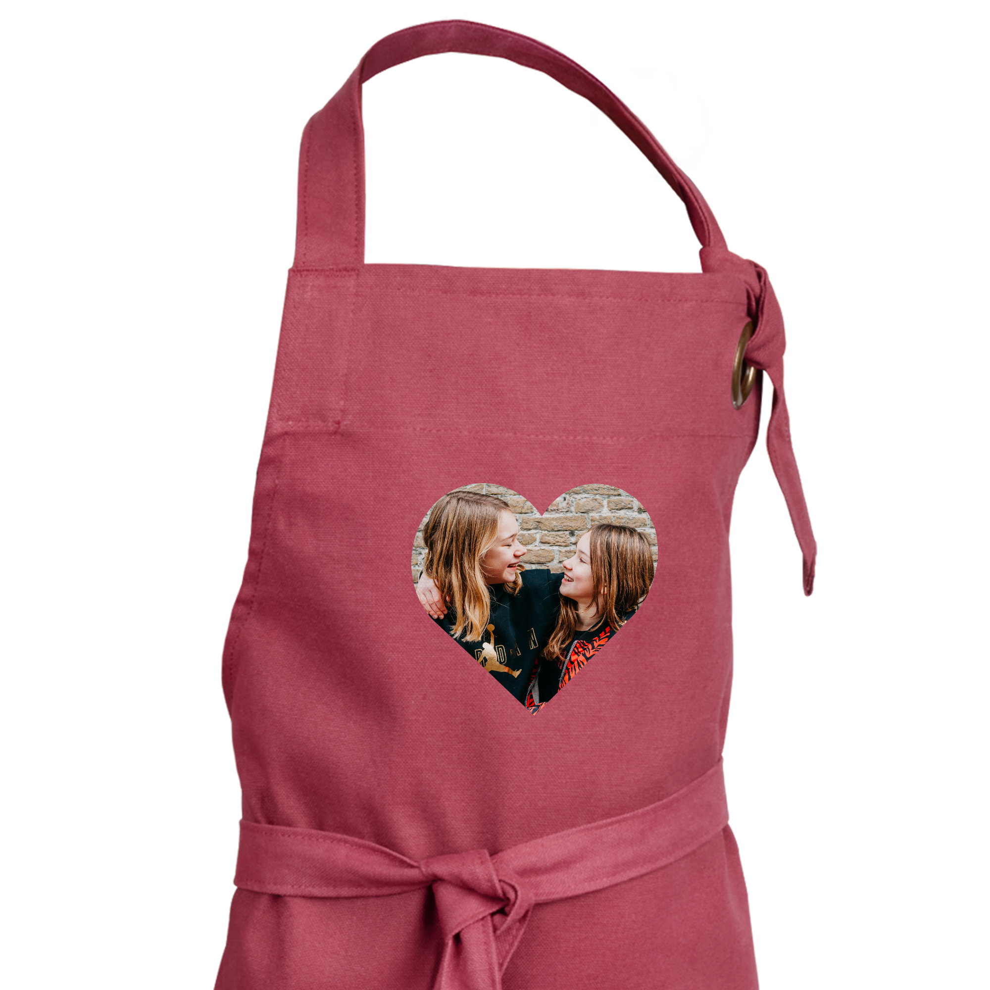 Delantal personalizado burdeos para niños con una foto impresa en forma de corazón de dos niñas.