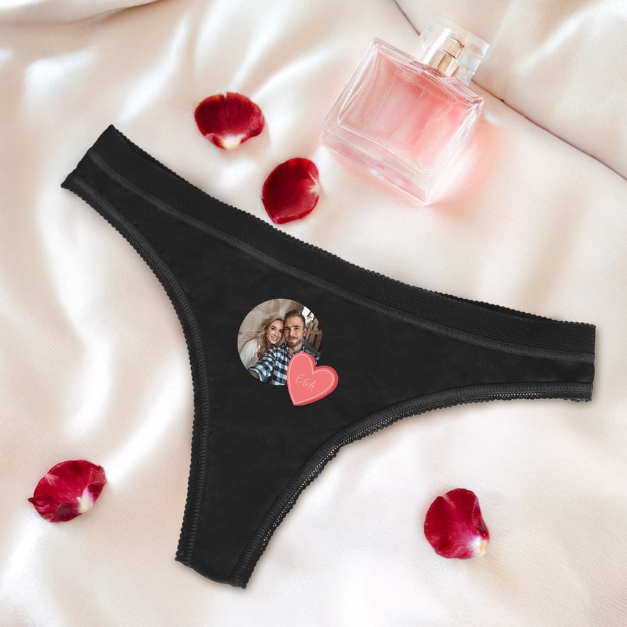 Tanga Personalizado Tanga de mujer personalizado con foto de pareja y un corazón rosa impreso con las iniciales E & A.