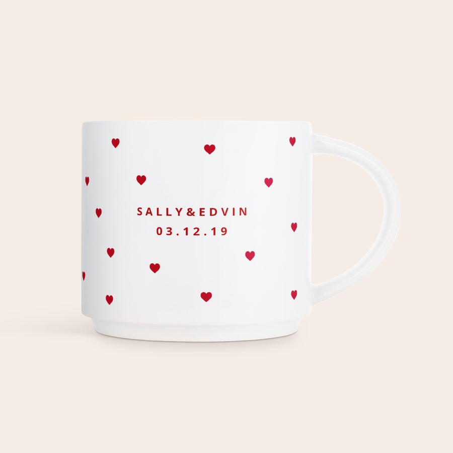 Stapelbara muggar med foto Vit stapelbar fotomugg med röda hjärtan, personlig text "SALLY & EDVIN" och datum "03.12.19" tryckt på muggen. Börja dagen med minnen på vår stapelbara fotomugg.