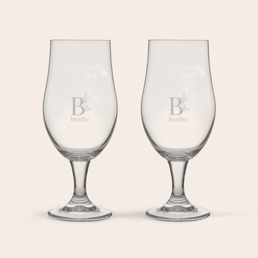 Bierbrouw pakket Twee gepersonaliseerde bierglazen met de gegraveerde initialen B en de naam Benthe, perfect voor een persoonlijk bierbrouw pakket.