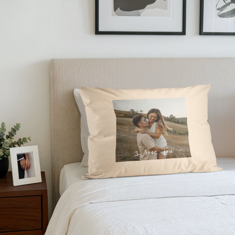 Cuscini con Foto Cuscino personalizzato beige con foto di coppia stampata e scritta I love you per trasformare qualsiasi spazio