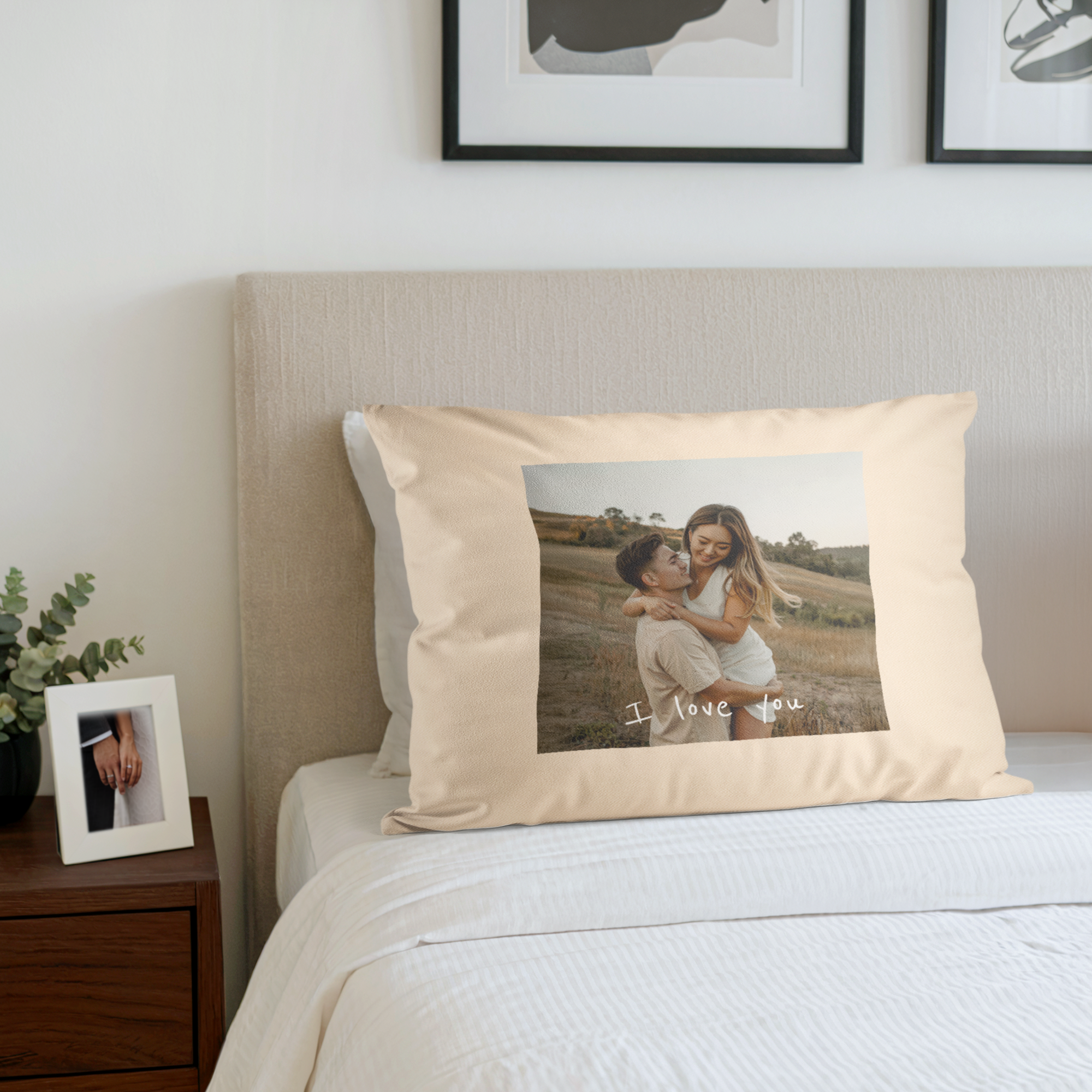 Personalizirana blazina z natisnjeno fotografijo para in napisom "I love you" za vsak prostor.