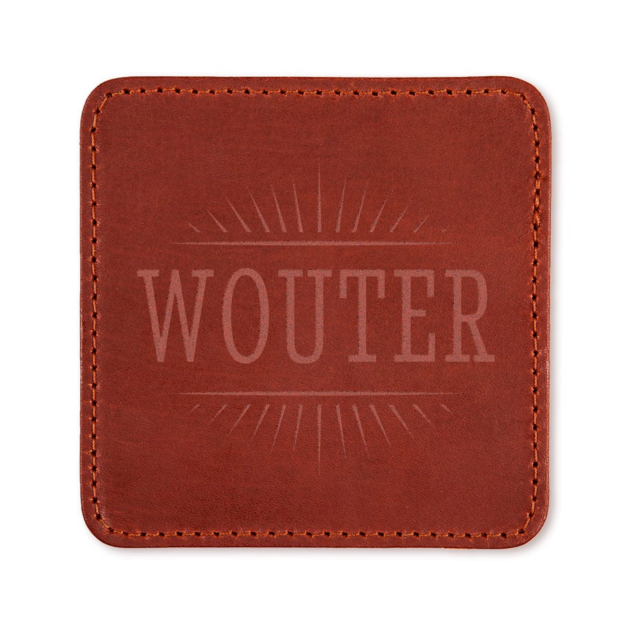 Gepersonaliseerde leren onderzetter bruin met de gegraveerde naam Wouter en stralen patroon